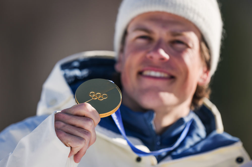 2月15日，挪威队选手克莱博在越野滑雪男子4X7.5公里接力颁奖仪式上。新华社记者 彭子洋 摄