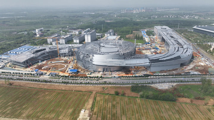 2026年4月15日拍摄的位于安徽省合肥市未来大科学城的紧凑型聚变能实验装置（BEST）建设现场（无人机照片）。新华社记者 周牧 摄