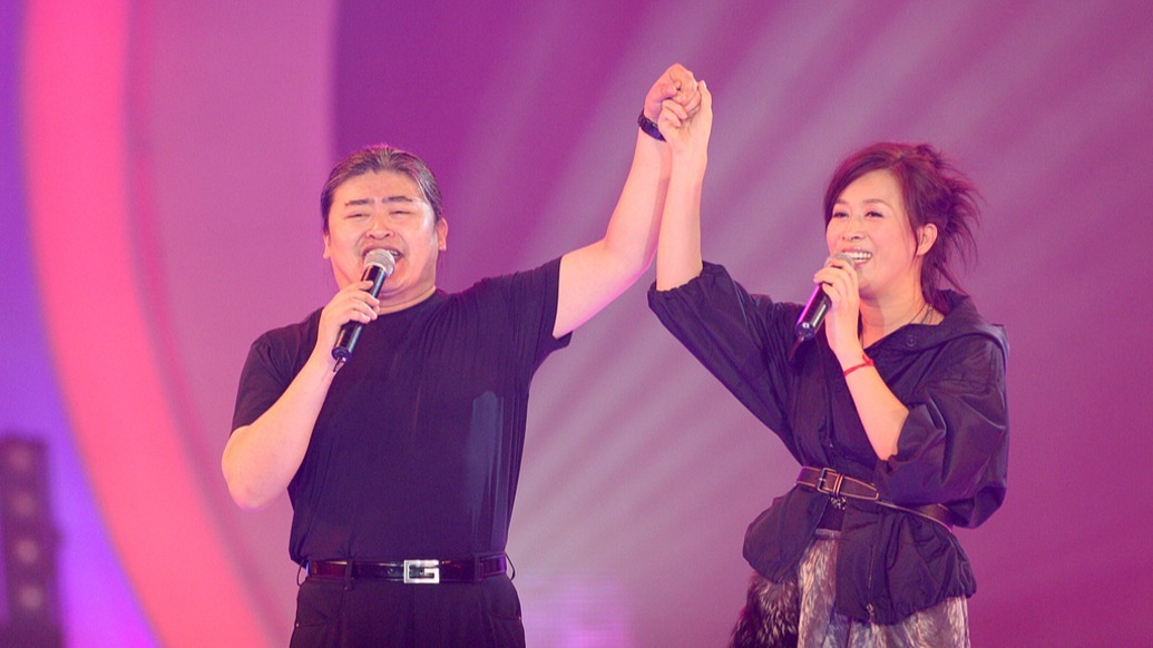 2006年7月13日,“志愿北京”演唱会,刘欢与那英。视觉中国 资料图