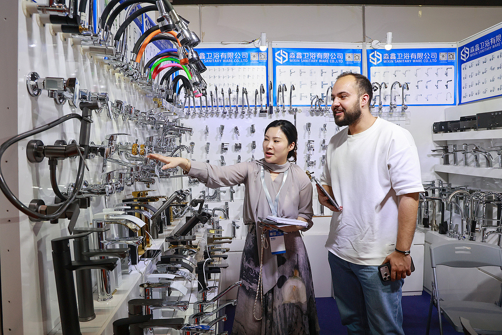 4月20日，外商在第10届中国义乌国际五金电器博览会上采购配件。