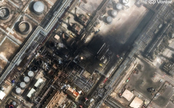 3月2日,沙特拉斯塔努拉(Ras Tanura),卫星图像显示,美以与伊朗持续开火之际,炼油厂遭无人机袭击后冒出浓烟。Reuters