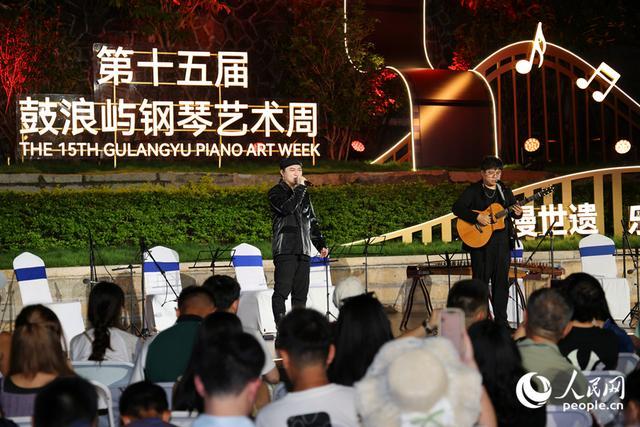 吉他弹唱《知足》。人民网记者 陈博摄