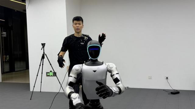 操作人员穿戴动捕设备控制人形机器人