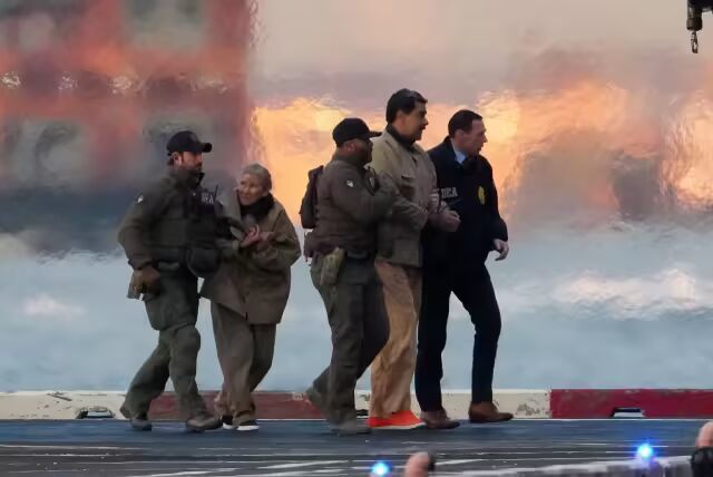 执法人员于1月5日在纽约将被捕的委内瑞拉总统尼古拉斯·马杜罗及其妻子西莉亚·弗洛雷斯(左二)从直升机上移出。