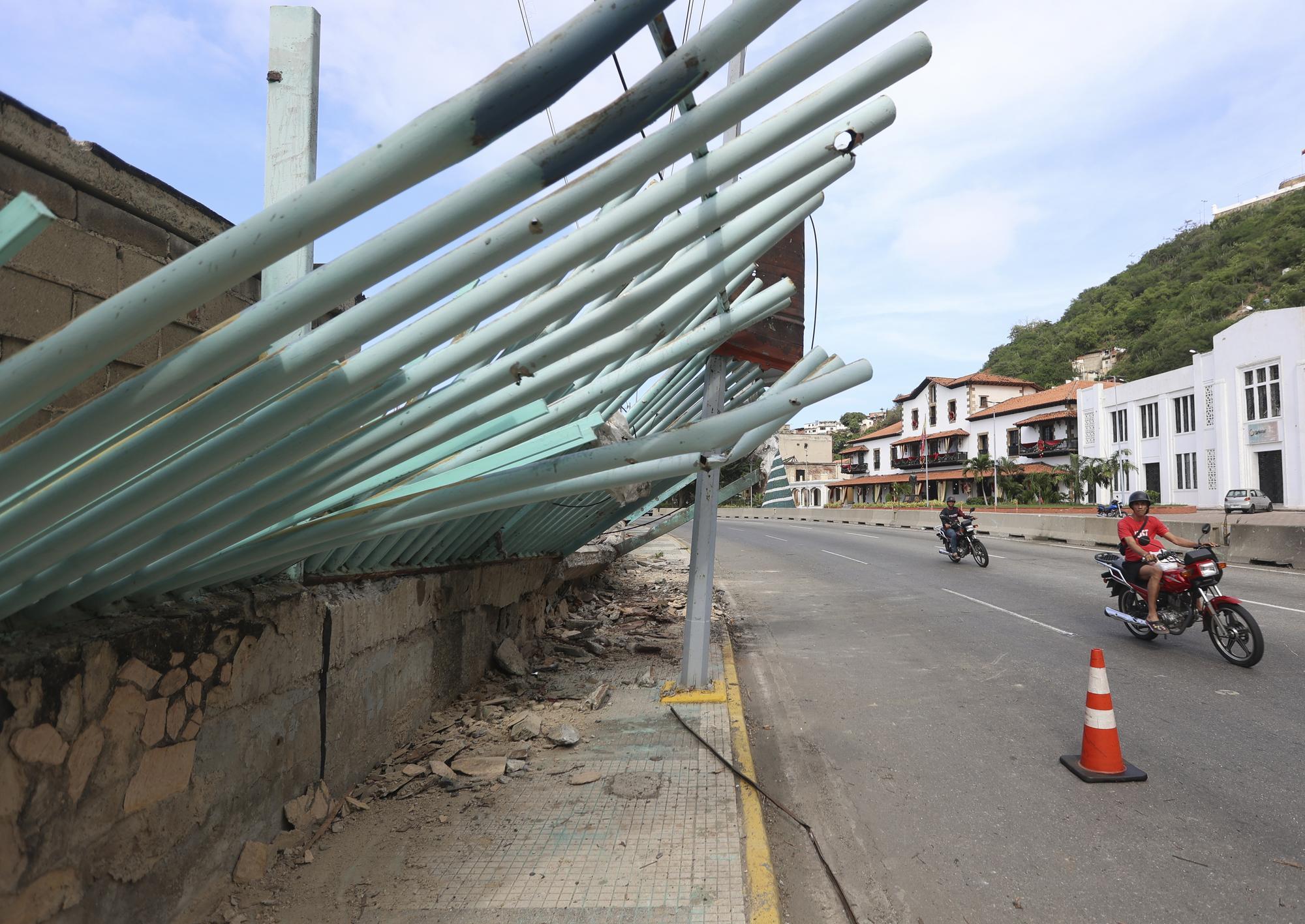 这是1月3日在委内瑞拉拉瓜伊拉港拍摄的空袭造成的建筑残骸。新华社发