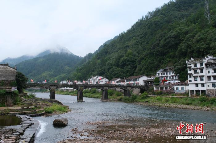 7月22日,王村口镇地处浙西南山区,群山环抱,乌溪江穿镇而过。曹丹 摄