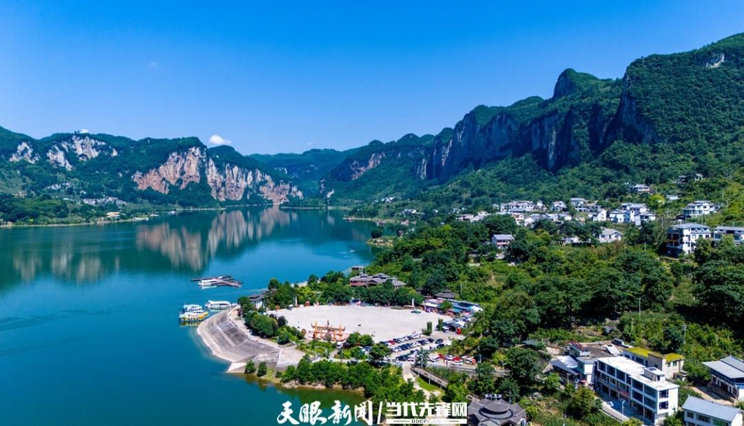 毕节市黔西市新仁乡化屋村乌江源百里画廊盛夏美景。陈颖 摄