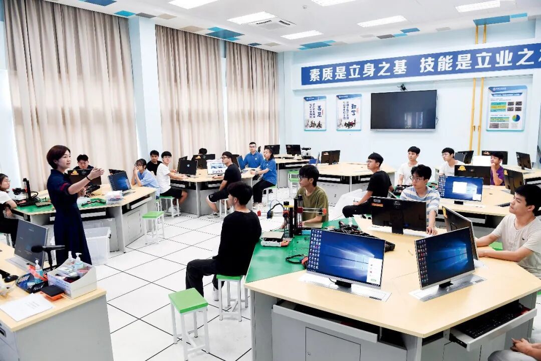 2021年10月, 深圳职业技术学院的一次课堂。图/新华