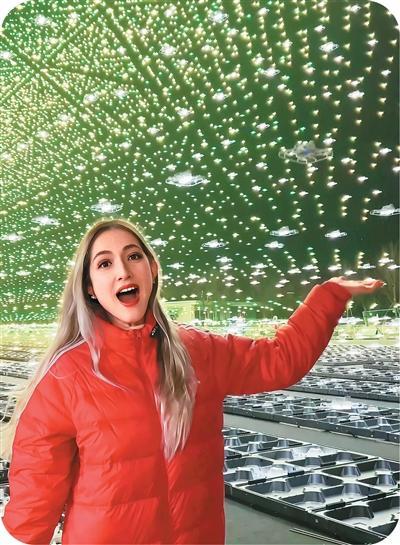 图为丽雅现场见证亿航智能完成两万多架无人机同时升空。