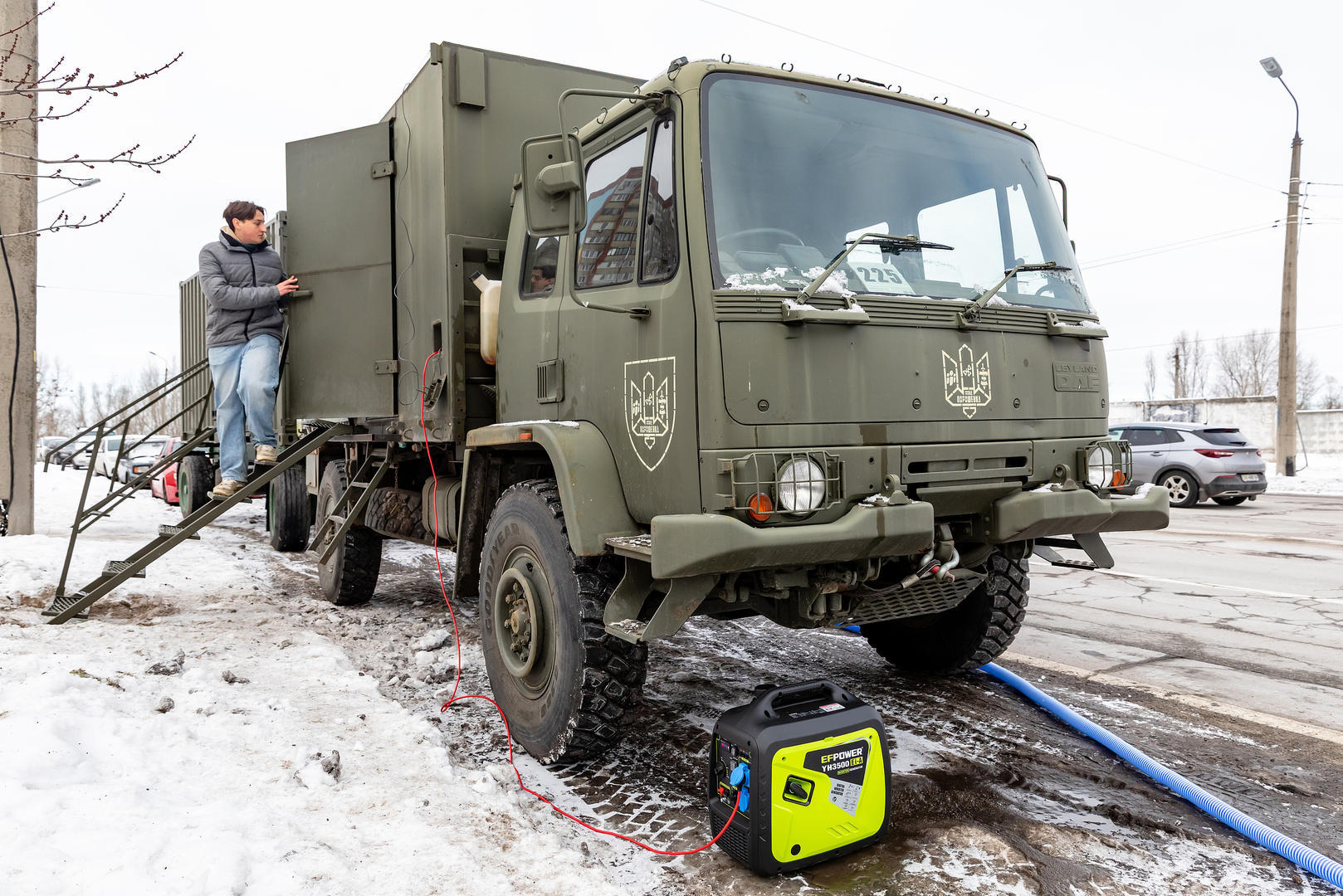 ▲当地时间1月31日,一辆名为“团结点”的移动援助综合体停靠在基辅,为没有水电的居民提供支持 图据视觉中国