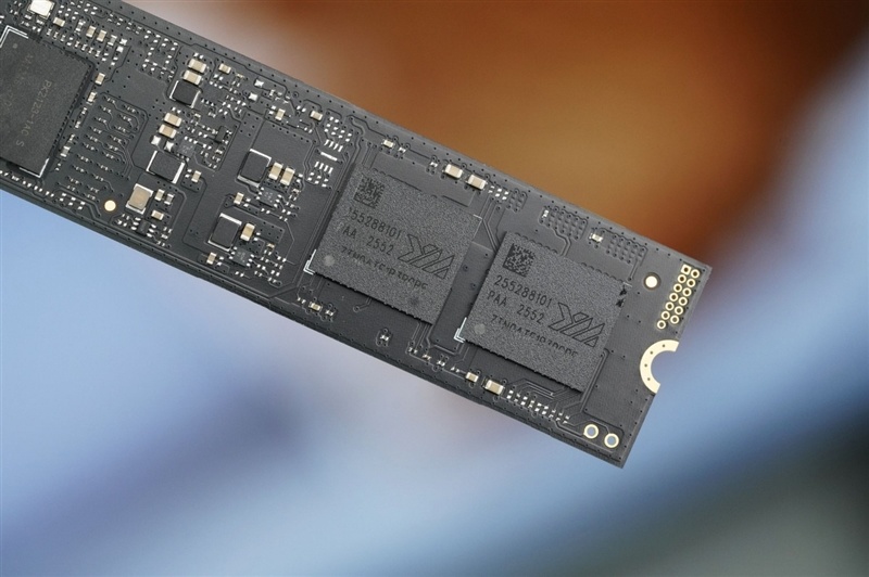 无缓PCIe5.0 SSD性能天花板!长江存储致态TiPlus9100 2TB评测:顺序读取超12G/s,4K 媲美旗舰