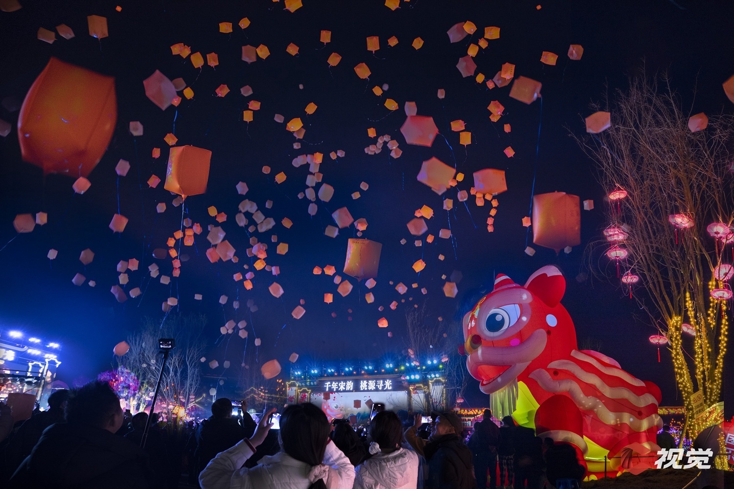 2月17日,遂宁市大英县宋井桃源,千人同放孔明灯,祈愿国泰民安。