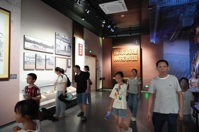 国庆假期,各地游客到叶挺纪念馆沉浸式感受爱国主义教育。