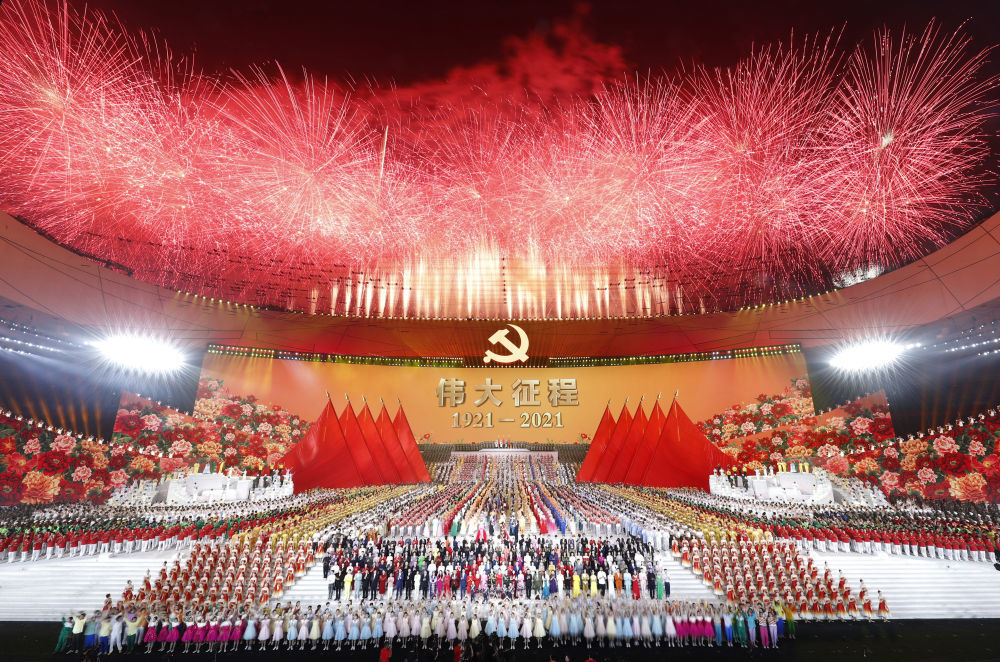 2021年6月28日晚，庆祝中国共产党成立100周年文艺演出《伟大征程》在北京国家体育场盛大举行。这是文艺演出结束，全场共同高唱《没有共产党就没有新中国》。