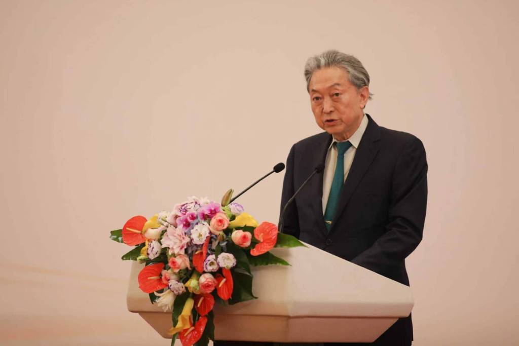 8月25日,日本前首相、日本东亚共同体研究所理事长鸠山由纪夫在 “促进建设和平与繁荣的亚洲命运共同体”对话大会开幕式上致辞。(主办方供图)