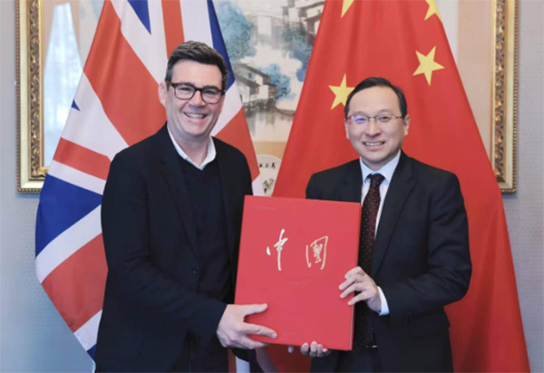 今年4月17日,中国驻曼彻斯特总领事唐锐在总领馆会见伯纳姆。 中国驻曼彻斯特总领事馆