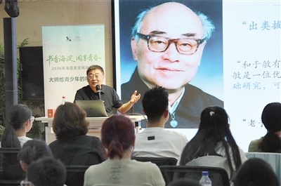 8月1日，于辛在北京海淀图书馆为中小学生讲述父亲于敏的故事。 记者 刘欣 摄