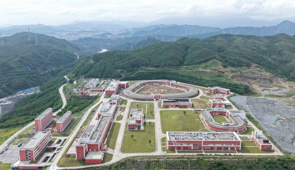 这是位于广东省惠州市的强流重离子加速器装置(2026年7月19日摄,无人机照片)。新华社记者 邓华 摄