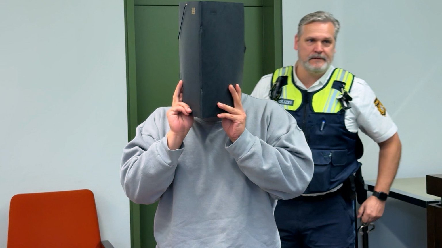 4月14日，嫌疑人在警方陪同下出席庭审 图片转自德媒巴伐利亚广播电视台