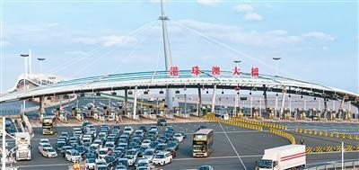 在港珠澳大桥珠海公路口岸，大批香港单牌车正有序驶入口岸准备通关。俞 波摄（人民视觉）