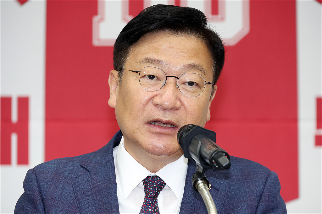 6月10日,韩国首尔,当选国民力量党新任院内代表后,郑点植发表讲话。(视觉中国)