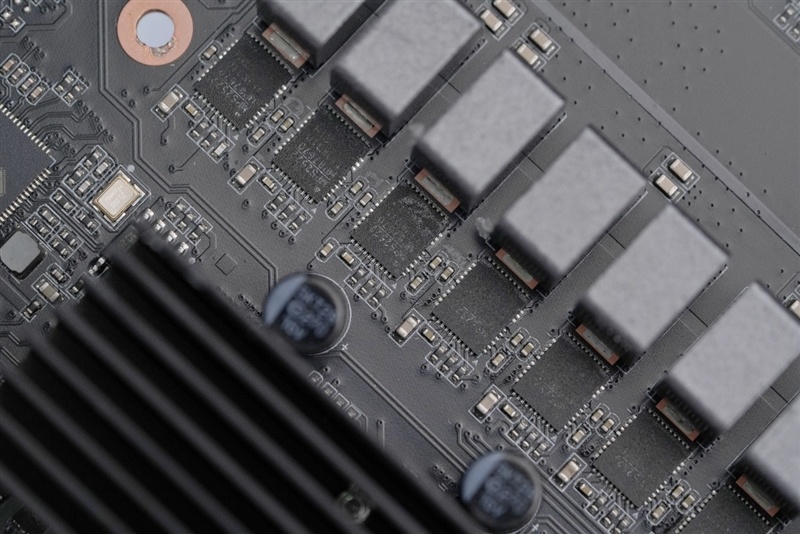 2000元以内没有敌手!iGame X870E ULTRA-S V14评测