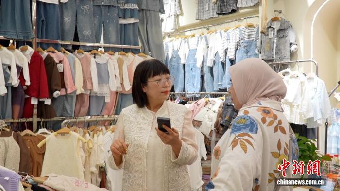 浙江湖州，织里童装商户与外国客商交流。吴明宪 摄