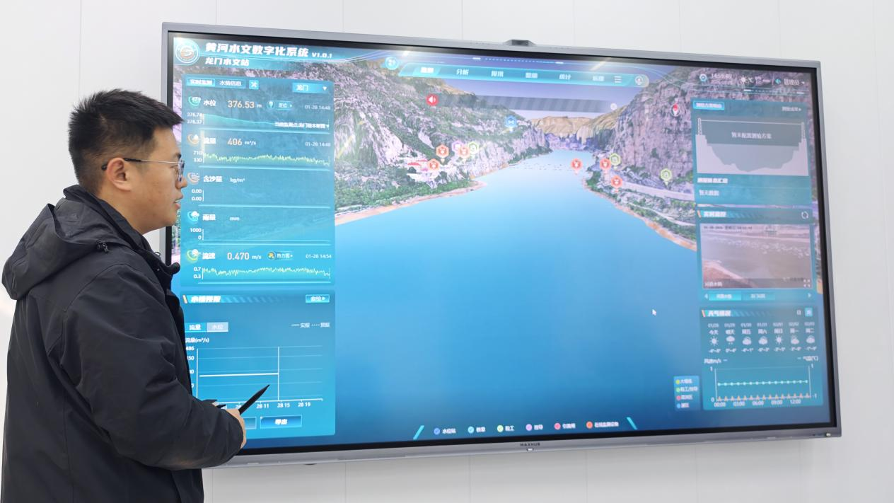 王子昂正在介绍黄河水文数字化系统的相关内容(记者江晓晨 摄)