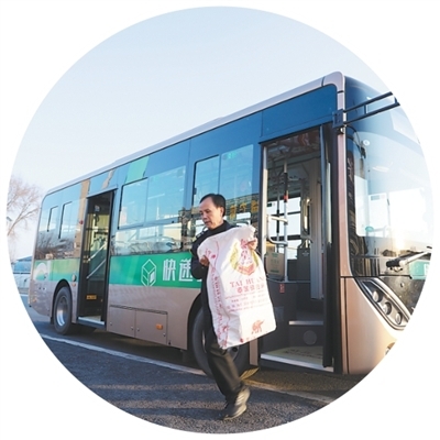 快递公交送货入村。　　王明国摄