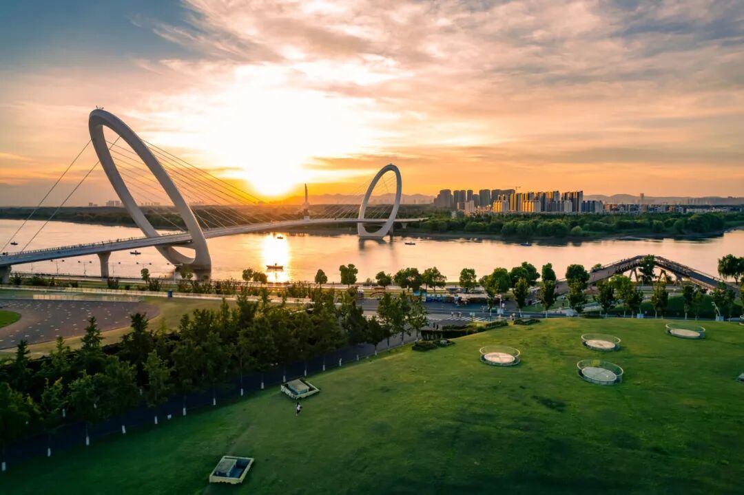 摄图网_502505349_banner_南京眼步行桥晚霞航拍(企业商用).jpg