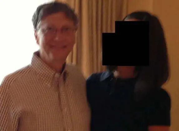 美国国会众议院监督委员会此前公布的文件中，出现盖茨与年轻女性的合照。 《金融时报》