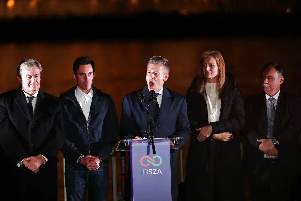 ▲匈牙利蒂萨党领导人毛焦尔·彼得(中)在胜选晚会上讲话 新华社发