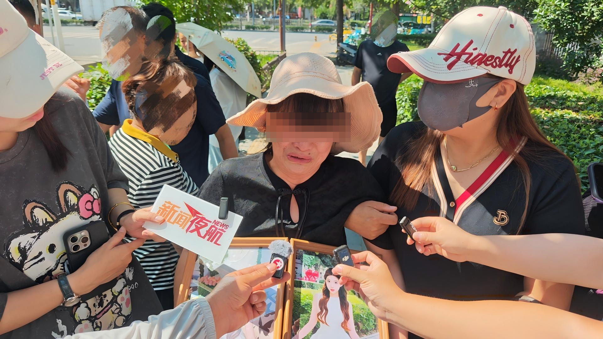 ▲万某某母亲开庭前接受媒体采访
