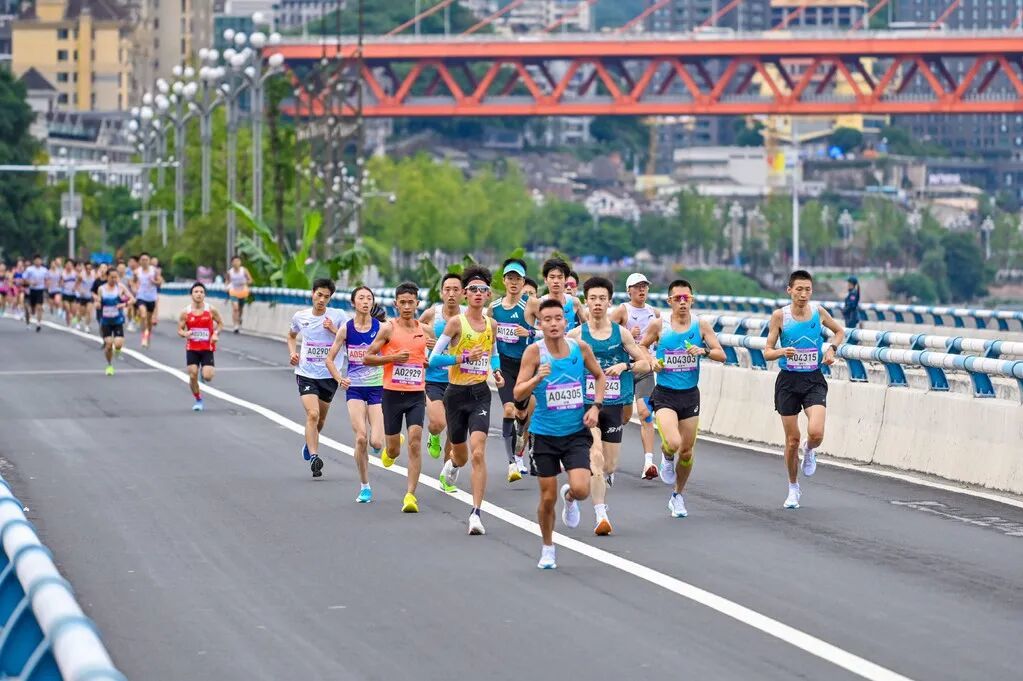 3选手奔跑在赛道。组委会供图