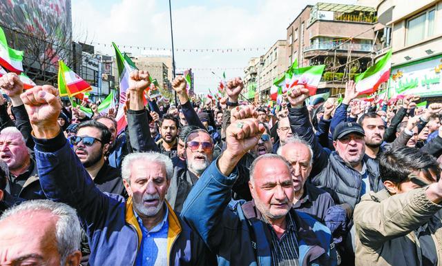 18日，伊朗首都德黑兰民众悼念在美以袭击中遇难的官兵。（视觉中国）