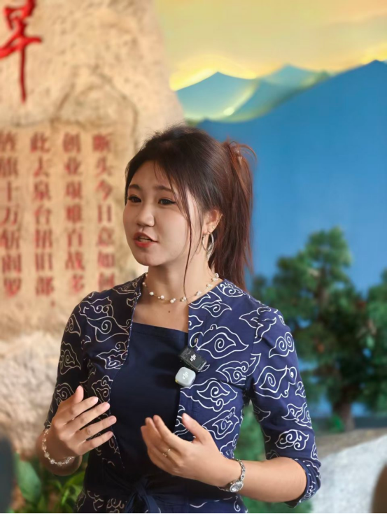 海外网红林凤凤在《梅岭三章》主题诗墙前接受采访 摄影 彭声彬