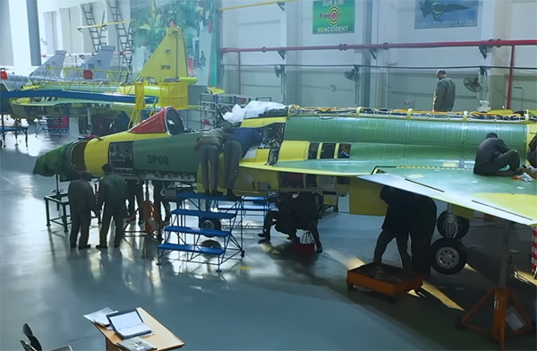 巴基斯坦电视台公开的“枭龙”战斗机生产线画面 视频截图