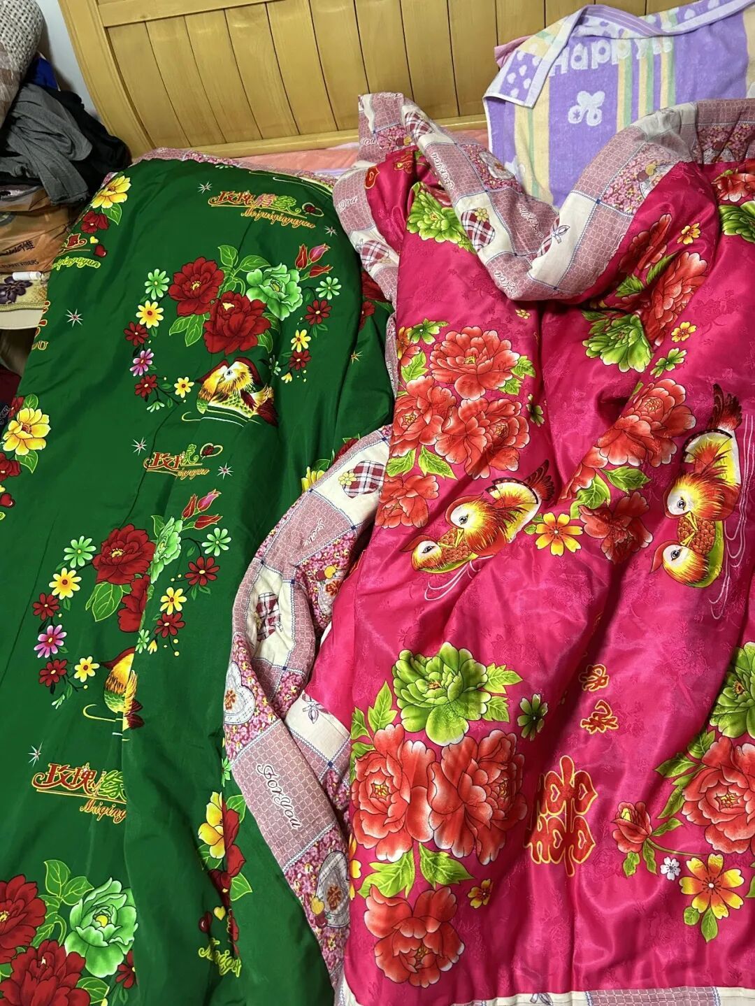 山东青岛,茸茸奶奶家姜桂举的大花被。(图/受访者供图)