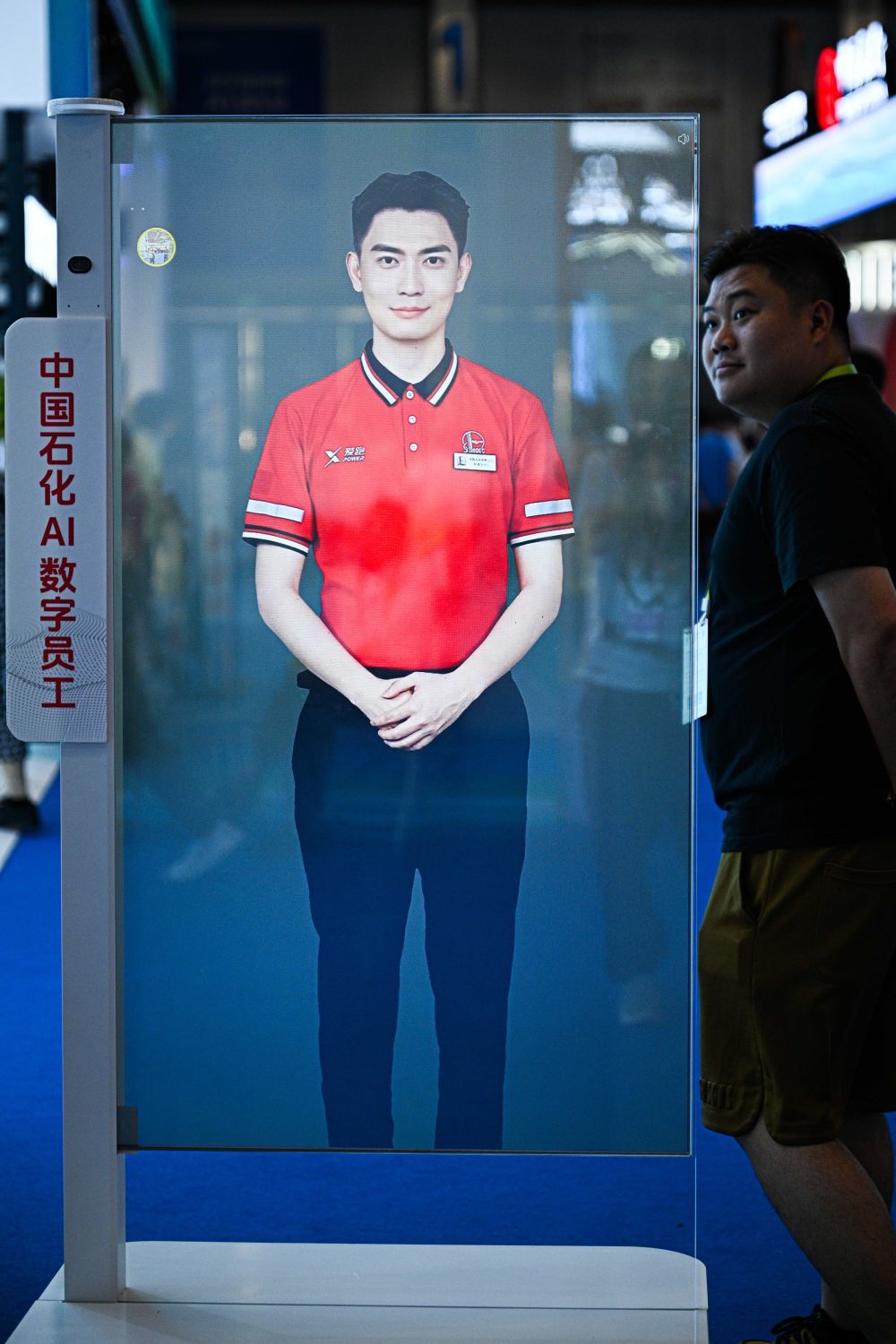 ↑ 4月14日在第六届消博会现场拍摄的中国石化AI数字员工。新华社记者 蒲晓旭 摄