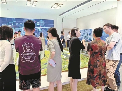 新房开盘吸引购房人到场