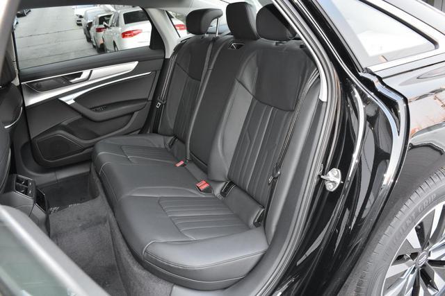 Q5L还是A6L？差几万块的两台车，竟暴露了中年男人最大的挣扎-有驾