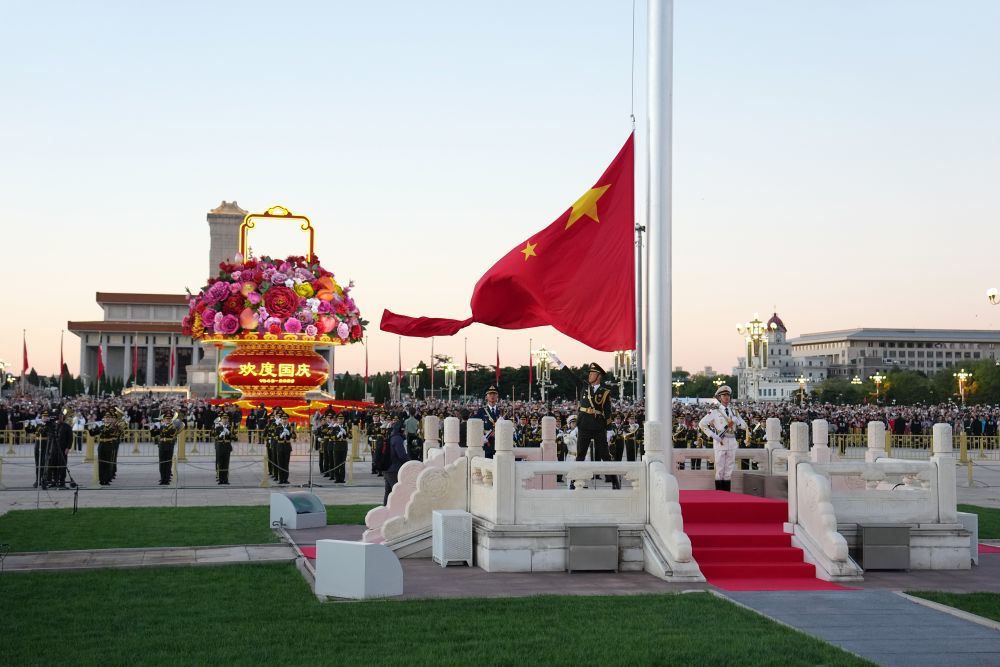 10月1日清晨,隆重的升国旗仪式在北京天安门广场举行,庆祝中华人民共和国成立77周年。新华社记者 鞠焕宗 摄