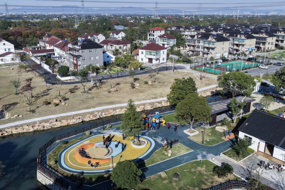 2025年11月19日拍摄的浙江省湖州市长兴县吕山乡吕山村(无人机照片)。近年来,吕山乡积极推进和美乡村建设,通过农村人居环境整治、创建美丽宜居家园等,助力乡村振兴。新华社记者 徐昱 摄