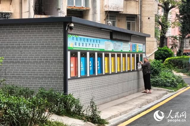 垃圾分类已经深入厦门市民的日常生活。人民网记者 陈博摄