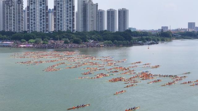 环两江·2026中国南庄第四届“车水马龙”之南庄镇第十七届五人龙舟赛震撼放龙场面。