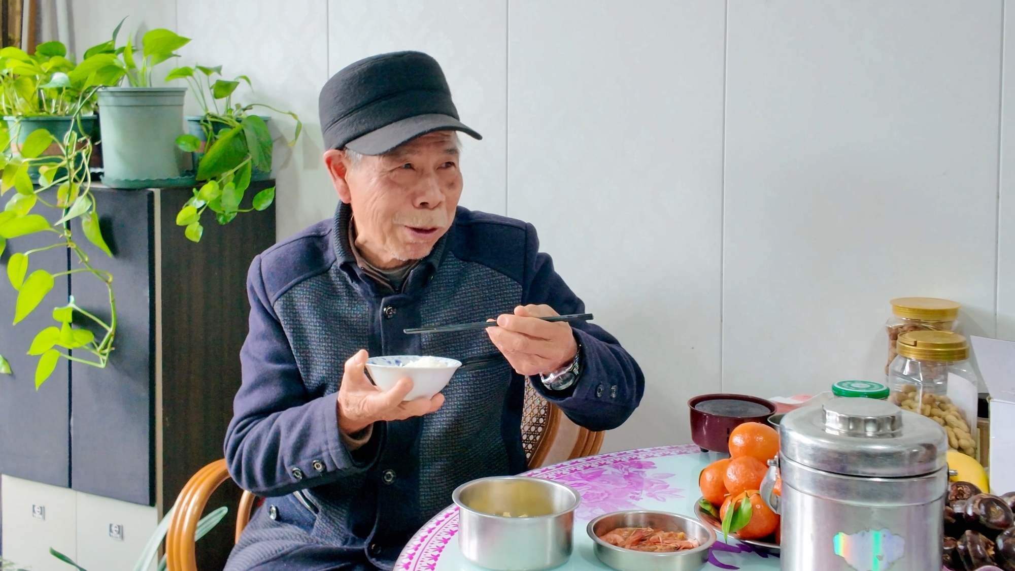 家门口的幸福|送餐上门 守护老人幸福“食”光_凤凰网