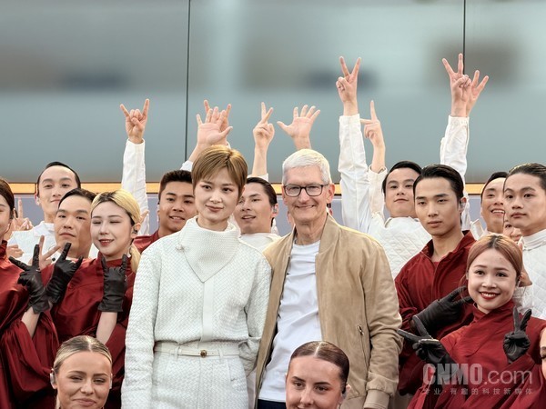 苹果在成都举办50周年系列庆祝活动 李宇春登台演唱