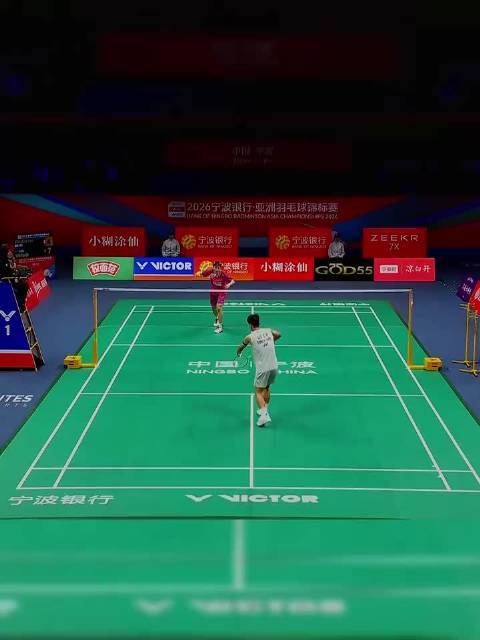 起跳、发力、落地一气呵成，石一劈依旧无解，这就是世界一流的水准