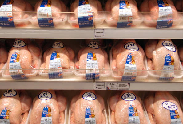 英国超市货架上的密封鸡肉