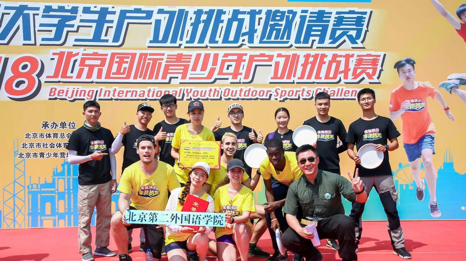 卢卡斯留学期间与同学们一起参加活动